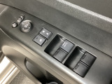 パワーウインドウは運転席でドア4枚とも上下の操作ができるようになっています。子供さんが勝手に操作できないようにロックすることも可能です。