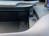 運転席前のも収納ボックスとUSB端子が付いております。