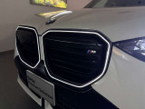 BMWの伝統の丸目4灯ヘッドライトでございます。LEDライトで視認性もよく明るく安全性の向上につながります。