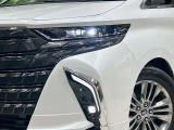【LEDヘッドライト】悪天候や夜間走行時も良好な視界を確保し安心して運転できる高輝度LEDヘッドライトを装備!点灯速度が早く、消費電力も抑えられています。