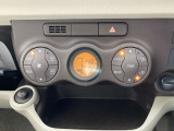 オートエアコンは温度を設定するだけで、自動で風量などを設定してくれます。運転しながら操作も必要ないので、安全性も向上します。