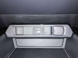 USB端子付き。最近、普及しているUSB。スマホやタブレット以外もUSB充電が増えていますよね。またスマホやメモリー媒体にお手持ちの、貴方のお気に入りの音楽を車内でも楽しめます♪