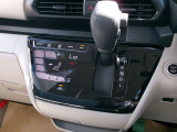 操作しやすいシフトレバーとタッチ式エアコンパネルで運転も楽々です。