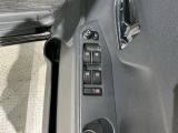 狭い駐車場で便利な電動格納ドアミラーが付いています。