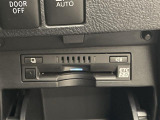 【純正ビルトインETC2.0(DSRC/ITSスポット)】ETCカードを挿入すれば料金所はノンストップで通過できます。ETC限定の割引や、高速道路の情報提供サービスを利用できます。