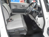 体が沈み込まないちょうどいい固さのシートなので、長時間の運転も疲れづらいんですよ♪足元もすっきりと広いです!
