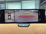 狭い場所での駐車やすれ違いなどでより的確な運転操作に役立つ360&deg;ビューモニターが装備されています。