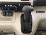 CVT車のセレクトレバーです。低速から高速まで、変速ショックのないスムーズな走りを実現するとともに、エンジン効率のよい領域を維持することで燃費にも貢献します。