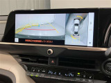 パノラミックビューモニター付きです。車両を上から見たような映像をディスプレイオーディオ画面に表示。運転席からの目視だけでは見にくい、車両周辺の状況をリアルタイムでしっかり確認できます。