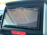 バックモニター装備。画面にて後方の確認が行えるので、バック駐車や車庫入れの際には重宝します。車の運転に慣れない方でも安心のガイドライン表示機能付。