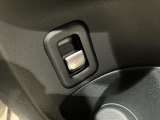 メルセデスのシートは少し硬めになっております。長時間の運転の際、適度な反発があることでお尻や腰の負担を減らす効果が御座います。