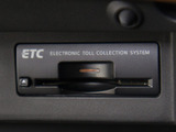 コンソール内一体型のビルトインETC装備!見た目の部分も良いですが、ETCカードの盗難防止になる設置箇所です!料金所の渋滞回避!時間帯・日によって料金の軽減を受けられます!ストレス知らずのドライブ!