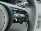 ◆アダプティブクルーズコントロール◆予め設定した車速内でクルマが自動的に加減速。前走車との適切な車間距離を維持しながら追従走行します。【LKAS】車線維持支援システムでステアリング操作を支援。