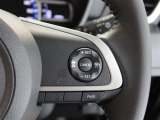 アダプティブクルーズコントロール機能付きです。走行中に先行車の様子を検知しながら、設定した車速の範囲内で先行車との距離のキープを支援します。詳細は販売店スタッフまでおたずねください。