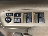 パワーウィンドのスイッチです。運転席に座りながら、助手席や後席の窓を開け閉めできるので大変便利ですよ。