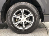 【純正アルミホイール】です!車両デザインに合わせてホイールをデザインしているため、見た目にもカッコイイアルミホイール♪洗車もラクチンで錆びません。