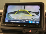 リバースギアに入れるだけで後方の表示へ切り替わります。夜間や雨の日の駐車も楽になりますよ。