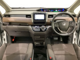 車内は光触媒抗菌消臭施工済です。スタイリッシュなデザインで暖かみのあるインパネ周りを演出します。グローブボックスやカップホルダーのほかにトレーなどたくさんの収納スペースが装備されています。