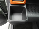カップホルダーは運転席や助手席からちょうど手の届く位置です!!