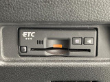 【ETC】有料道路を利用する際に料金所で停止することなく通過できる、ETC車載器(ノンストップ自動料金収受システム機器)が装備されています。セットアップを行うことで利用可能になります。