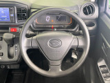 インテリアに合わせたデザインのステアリングは、運転される方のことも考え、運転しやすい形状、大きさです。是非一度、実際に触ってお確かめください。