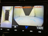 パノラミックビューモニターを装備。駐車場や交差点でクルマを真上から見るように周囲を確認できます。機能の詳細は販売店スタッフまでおたずねください。