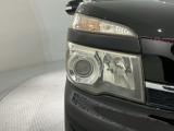 LEDヘッドライトは、点灯の瞬間から最大光量を発揮し、突然暗くなるトンネルなどでの安定感を高めます。
