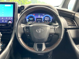 インテリアに合わせたデザインのステアリングは、運転される方のことも考え、運転しやすい形状、大きさです。是非一度、実際に触ってお確かめください。