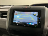 リバースギアに入れるだけで後方の表示へ切り替わります。夜間や雨の日の駐車も楽になりますよ。