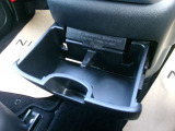 運転席からもスムーズに手が届く設計で、信号待ちやちょっとした休憩にさっと飲むことができるのでロングドライブも快適です。
