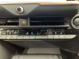 【オートエアコン】「AUTO」スイッチで車内の温度を一定に保ってくれるオートエアコン。快適装備の代名詞。もちろんマニュアル操作も可能ですよ。