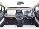 操作性に優れた運転席となります!小物入れや各ボタンの配置にこだわり、使いやすいです!座り心地もよく視認性も良好なのでロングドライブもお任せ下さい!