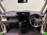 見易い計器類と運転し易いドライビングポジションは、視角も少なく前方&左右の見切りが良く運転し易いクルマです。ブラック基調のインテリアが洗練された空間を演出してくれます。