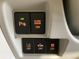 運転席脇のクラスタースイッチ部分にはパーキングセンサー、電動スライドドアの主電源スイッチ、その他走行系スイッチを集中配置しております。