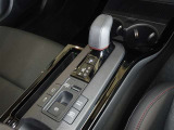 電動パーキングブレーキ・ブレーキホールドを装備してます。ホールド機能は信号待ちが多い一般道で疲労軽減になり、大好評です!