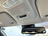 SOSコールはもしもの時にオペレーターと直接会話ができ安心です。(ご利用にはNissanConnectへの登録が必要です) 自動防眩ルームミラーで夜間の眩しさを軽減してくれます。アラウンドビューモニターつき。