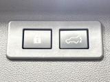 【パワーバックドア】スマートキーや運転席のボタンを押すだけでリアゲートが自動で開閉します!荷物を持っている時や、高い位置にあるバックドアを閉める際に便利な機能です♪