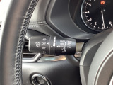 レバーをAUTOの位置にしているとき、レインセンサーが雨を感知すると、雨量に応じてワイパーが自動で作動してくれるオートワイパーを装備!設定変更で非作動にすると、間欠作動に固定されます。