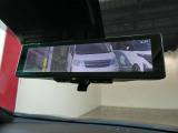 スマートルームミラーは、車両後方に設置されたカメラの映像を、ルームミラーに映し出すことで、死角をなくし、安全性を向上させることができます。また、夜間や雨天時でも、クリアな映像を映し出すことができます。