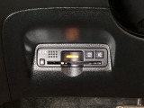 ハンドルの左下にETCがついています。高速道路の料金所の通過も楽々です。カードの取り出しもしやすい場所についています。