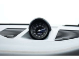 スポーツクロノパッケージを装着したお車となりますのでダッシュボード中心にアナログ時計を装着しております。