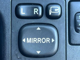 【電動格納ミラー】サイドミラーは電動格納式となっており、狭い駐車場でもキズがつくリスクを抑えられます。