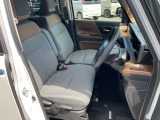 シートリフターは、運転席の座面を上下させて、体格に合わせて調整できる機能です。視界の確保やペダルの操作性、疲れにくさの向上に役に立ちます。