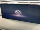 【12.3インチマツダコネクト】車内の雰囲気にマッチした大型ディスプレイ。スマホ接続でのナビ使用やBluetooth再生等、様々な機能が楽しめます。直感的なダイヤル操作が可能で、使い勝手も良好です。