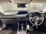 安全運転と情報操作を両立する運転席まわり。さまざまな情報を扱いながら正しい姿勢で安全に運転できることを追求したコックピット!