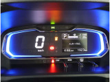 カラーヘッドアップディスプレイ付き。少ない視線移動で情報を確認できるので、運転の疲労軽減に繋がりますよ♪
