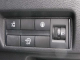 ハンズフリーオートスライドドア〈片側、挟み込み防止機構付)は運転席からも開閉可能。また、荷物やお子さまの抱っこで両手がふさがっていても、片足を振り入れるだけでスライドドアが開閉できます。