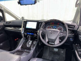 運転席まわりです。 各操作スイッチは使いやすい位置に配置されてます。