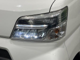 【LEDヘッドライト】悪天候や夜間走行時も良好な視界を確保し安心して運転できる高輝度LEDヘッドライトを装備!点灯速度が早く、消費電力も抑えられています。