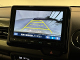 リバースギアに入れるだけで後方の表示へ切り替わります。夜間や雨の日の駐車も楽になりますよ。